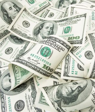 Des billets de 100$ cachés dans les rues de Paris : une chasse au trésor à suivre sur Twitter