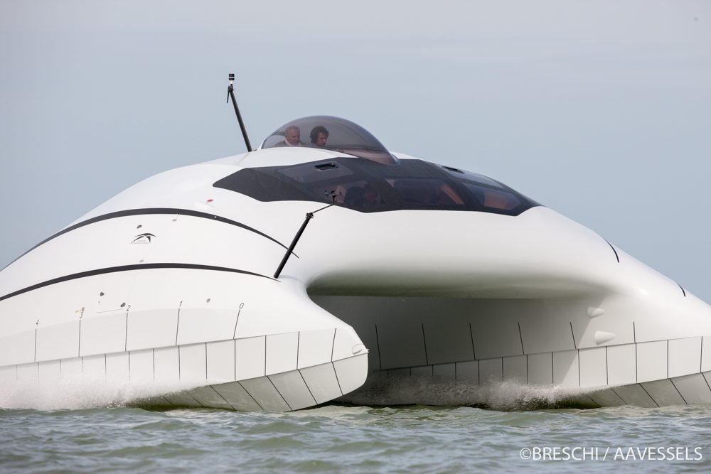 Le bateau du futur d'A2V glisse sur l'air — free download
