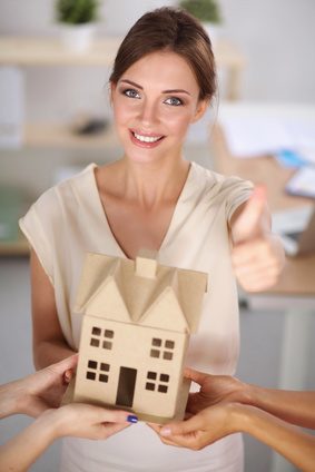 Les agents immobiliers en chair et en os tiennent toujours leur place sur le marché de l'immobilier