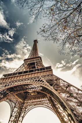 Tour Eiffel : le phare éteint jusqu'au 10 octobre pour rénovation