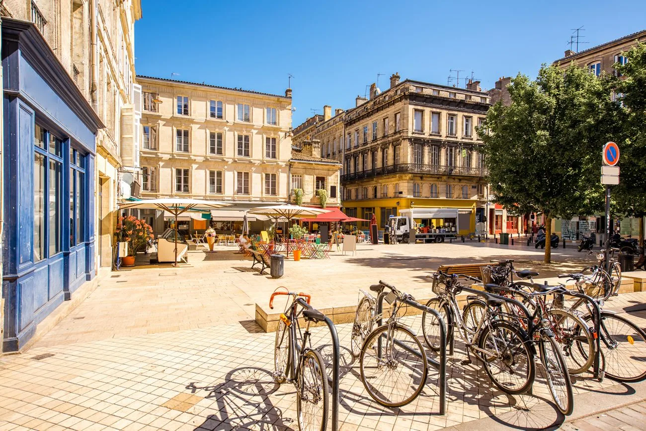 Un parc à vélos sur une place à Bordeaux