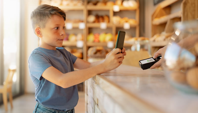 Un enfant de 10 ans payant via son mobile dans une boulangerie 