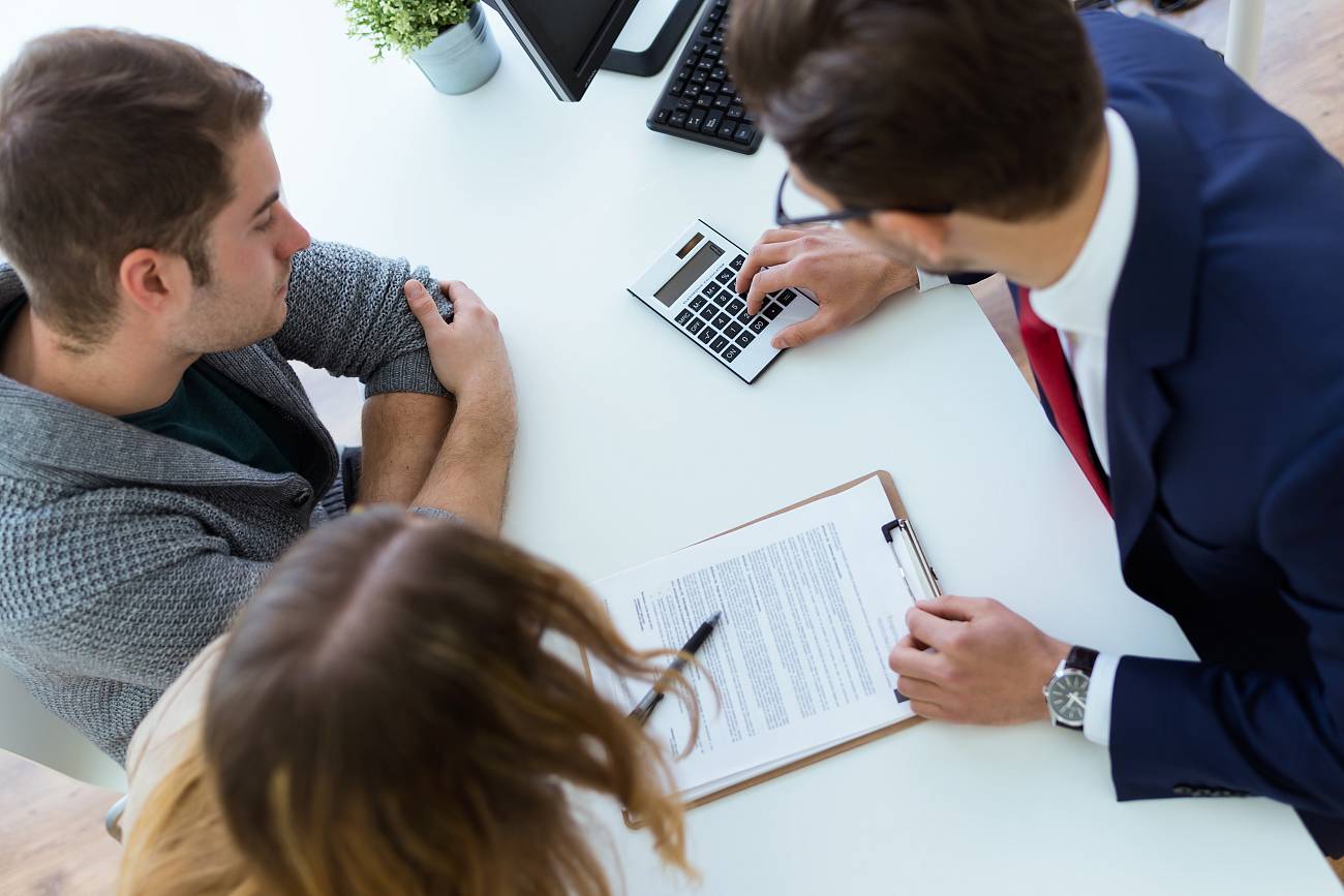 Dossier de demande de crédit immobilier : au sein d'une même banque, un conseiller bancaire pourra l'accorder, un autre le refuser Dossier de demande de crédit immobilier : au sein d'une même banque, un conseiller bancaire pourra l'accorder, un autre le refuser