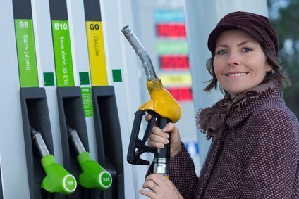 Prix des carburants : chèque énergie étendu à 2 millions de foyers supplémentaires et doublement de la prime à la conversion