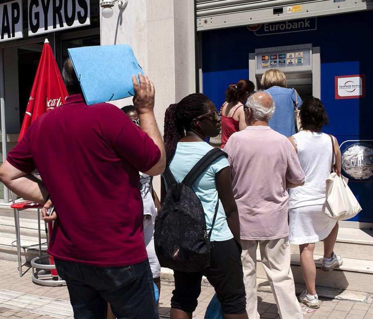 A Athènes, les distributeurs de billets frisent le burn out A Athènes, les distributeurs de billets frisent le burn out