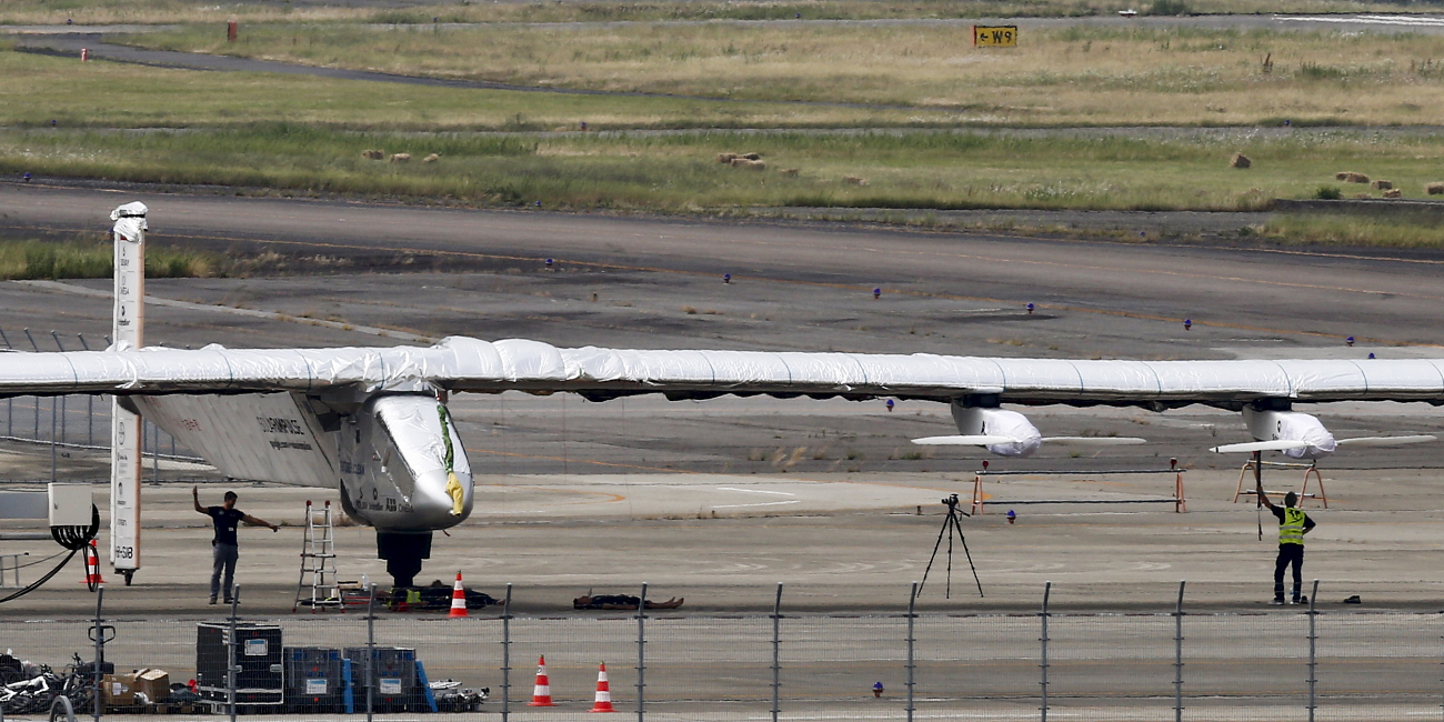Endommagé, le Solar Impulse 2 restera cloué au sol jusqu'en 2016 Endommagé, le Solar Impulse 2 restera cloué au sol jusqu'en 2016