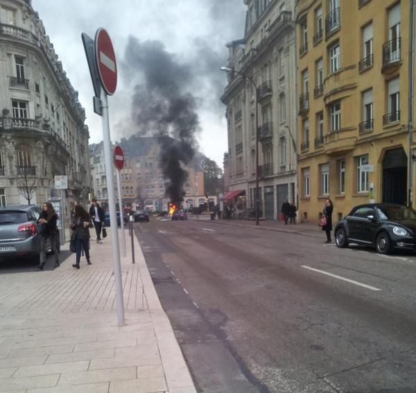 Florange : pneus brûlés et fumier épandu pour la visite de François Hollande Florange : pneus brûlés et fumier épandu pour la visite de François Hollande