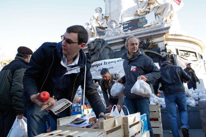 Manifestations d'agriculteurs : distribution à Paris, fumier déversé à Toulouse Manifestations d'agriculteurs : distribution à Paris, fumier déversé à Toulouse