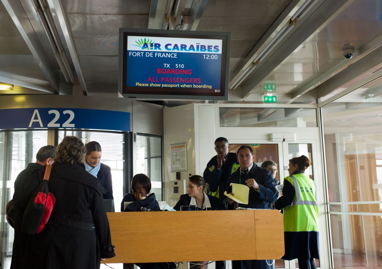 Air Caraïbes : des familles en colère clouées au sol à Orly