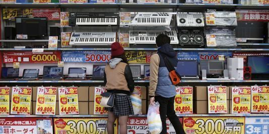 En récession, le Japon s'apprête à reporter la hausse de la TVA