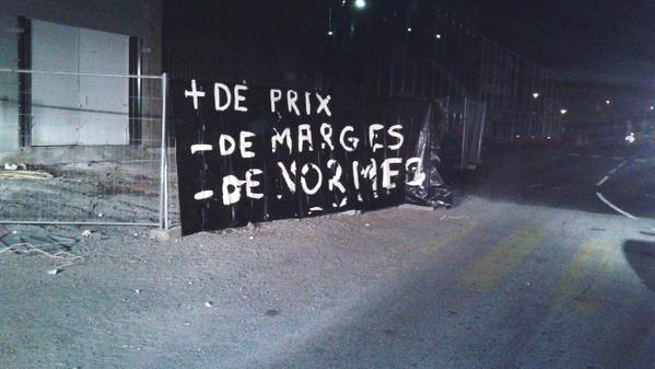 Tarn : des éleveurs de la FDSEA déposent du fumier devant les grandes surfaces