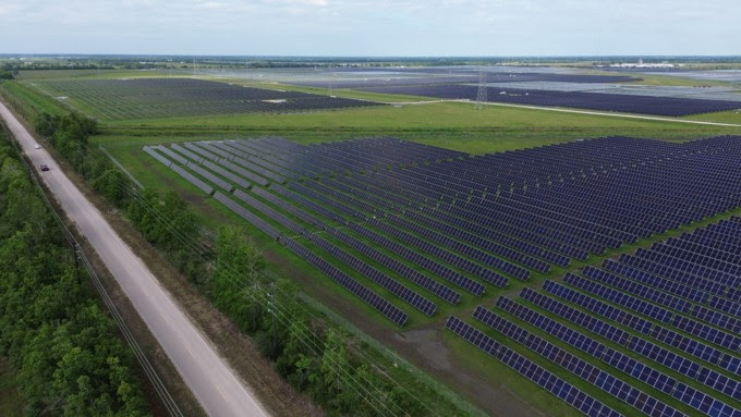 TotalEnergies met en service au Texas une centrale solaire géante (705 000 panneaux photovoltaïques !)
