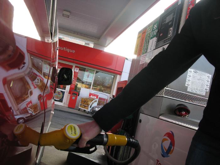 Carburants : les prix à la pompe au plus bas depuis quatre ans