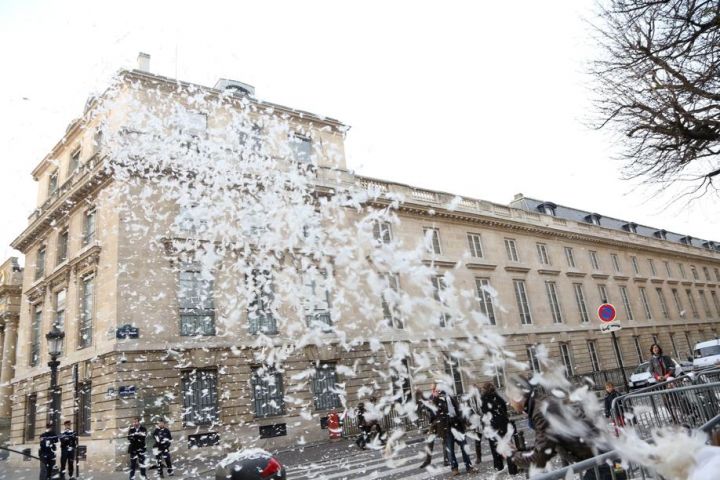 VIDEO. Allocations, congé parental : les « Familles plumées » ont peu mobilisé