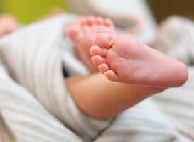 Déficit de la sécurité sociale : la prime de naissance divisée par 3, le congé parental prochainement revu