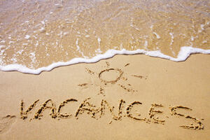 Vacances moins chères : chèques vacances, billets congés annuels, départs 18-25 ans, VACAF, AVF... Ces aides financières pour partir en vacances