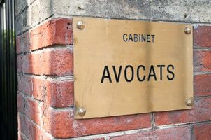 Où dénicher un avocat, si possible, bon et aux honoraires raisonnables ? 