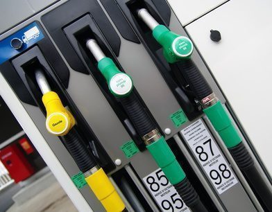 Prix des carburants : les hausses du pétrole brut appliquées immédiatement, pour les baisses, faudra voir...